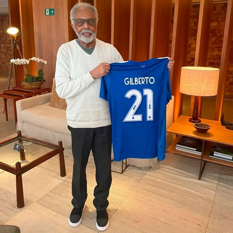 Cruzeiro anuncia atacante Gilberto com foto do cruzeirense Gilberto Gil — Foto: Divulgação