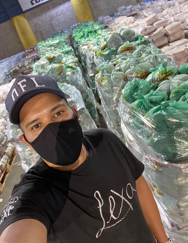 Equipe de Lexa organiza alimentos para doações (Foto: Reprodução/Instagram)