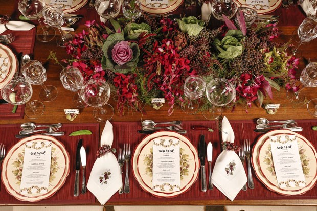 Mesa de jantar decorada com vermelho, por Vamos Receber (Foto: Julio Acevedo)