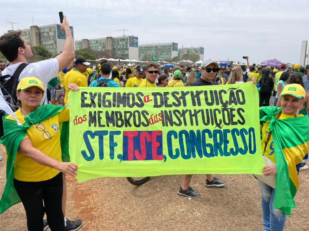 Apoiadoras do presidente Jair Bolsonaro exibem faixa antidemocrática em ato no 7 de Setembro — Foto: Walder Galvão/g1