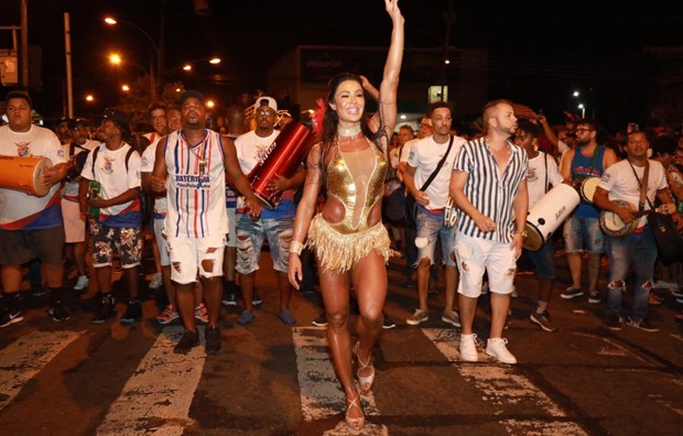 Gracyanne Barbosa, rainha da União da Ilha, participa de ensaio de rua (Foto: Léo Cordeiro)