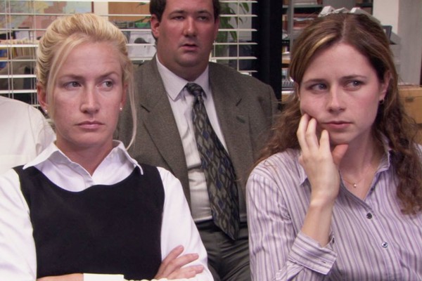 Angela Kinsey e Jenna Fischer na série The Office (Foto: reprodução)
