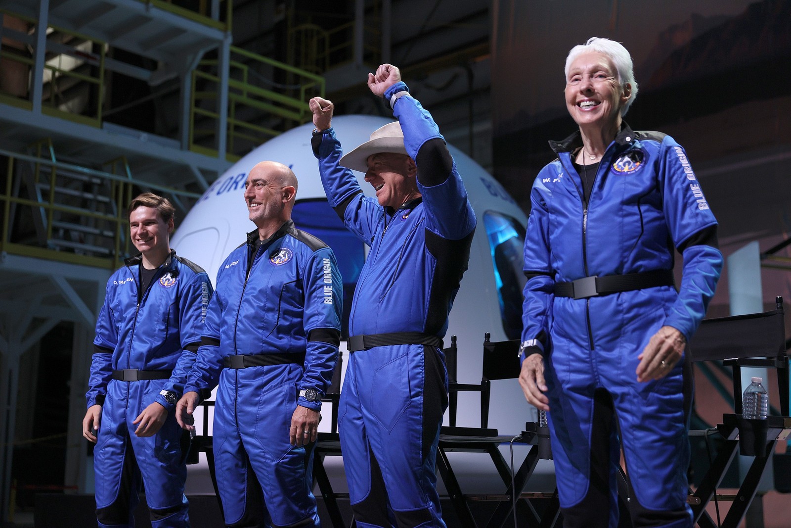 Na viagem histórica da Blue Origin, Bezos esteve acompanhado de mais três tripulantes: seu irmão Mark Bezos, a pioneira espacial Wally Funk, de 82 anos, e o estudante de apenas 18 anos Oliver Daemen. Os dois útimos são a pessoa mais velha e a mais nova a irem para o espaço.AFP
