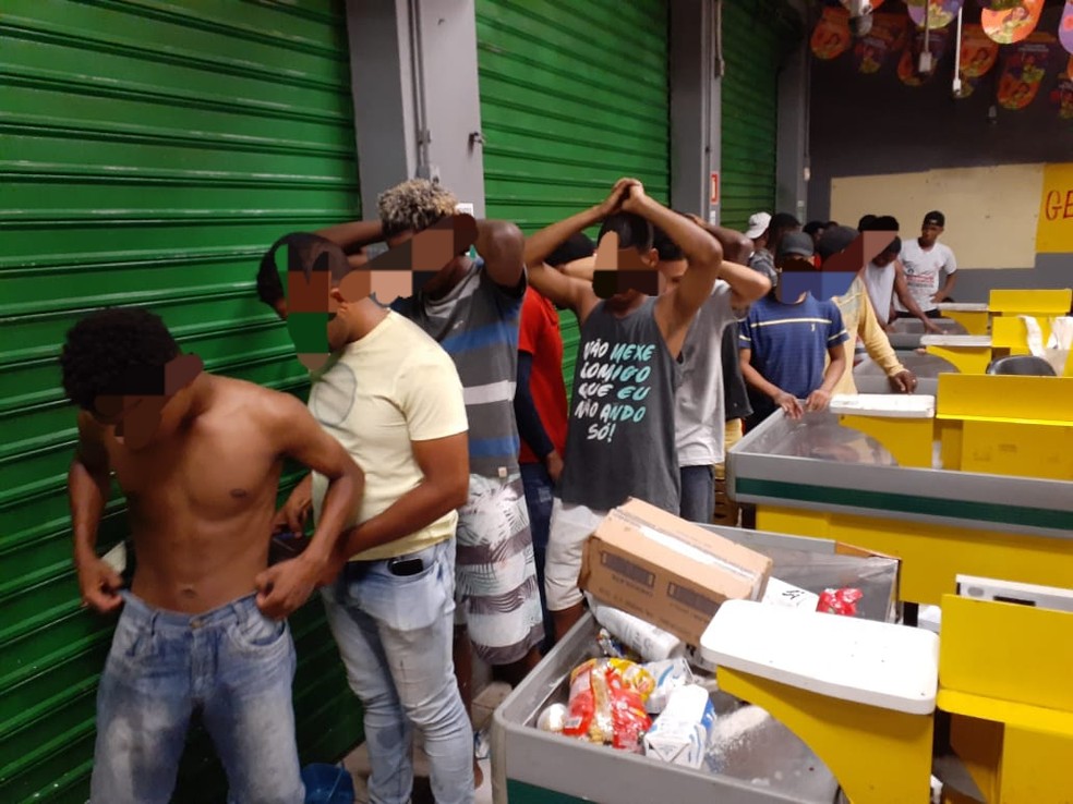 Grupo foi detido tentando furtar loja — Foto: Divulgação/SSP-BA
