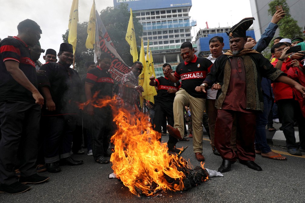 Pró-palestinos queimam boneco que representa Donald Trump em protesto em frente à embaixada americana em Kuala Lumpur, na Malásia, nesta sexta-feira (8)  (Foto: Reuters)