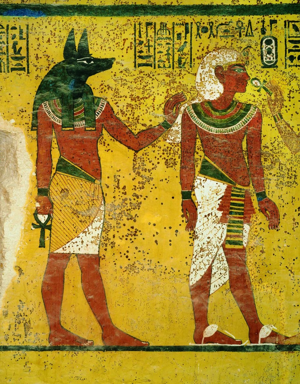 Tutancâmon e Anúbis, considerado o deus dos mortos, atrás dele — Foto: Sandro Vannini/Ministério do Turismo e Antiguidades