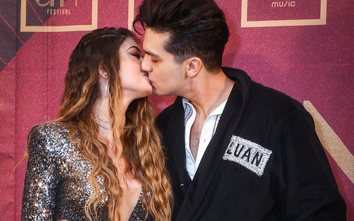 Luan Santana beija muito a namorada antes de show, em Goiânia