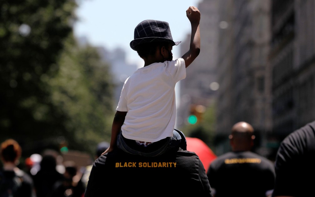 Criança participa de marcha no Central Park West em celebração ao Juneteenth em Nova York, na sexta-feira (19) — Foto: Reuters/Andrew Kelly 