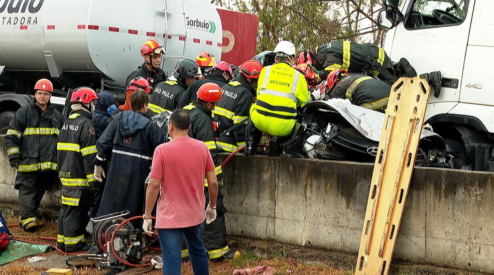 Equipes atuam no resgate de vítimas de engavetamento na Via Anhanguera em Ribeirão Preto, SP — Foto: Jose Augusto Junior/EPTV