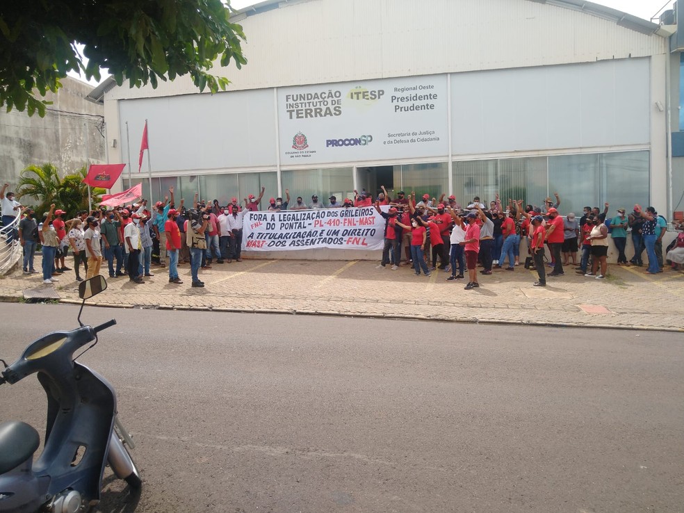 Integrantes da FNL e do Mast fazem manifestação em frente a unidades no Itesp no Oeste Paulista — Foto: Heloísa Lupatini/TV Fronteira