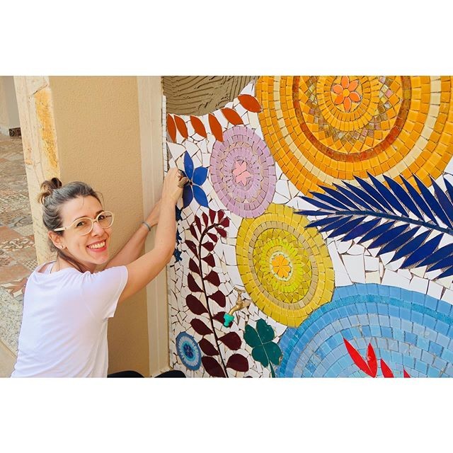 Com seus trabalhos, Caroline espera que a arte de mosaicos seja vista, reconhecida e valorizada (Foto: @musemosaicos / Instagram / Reprodução)