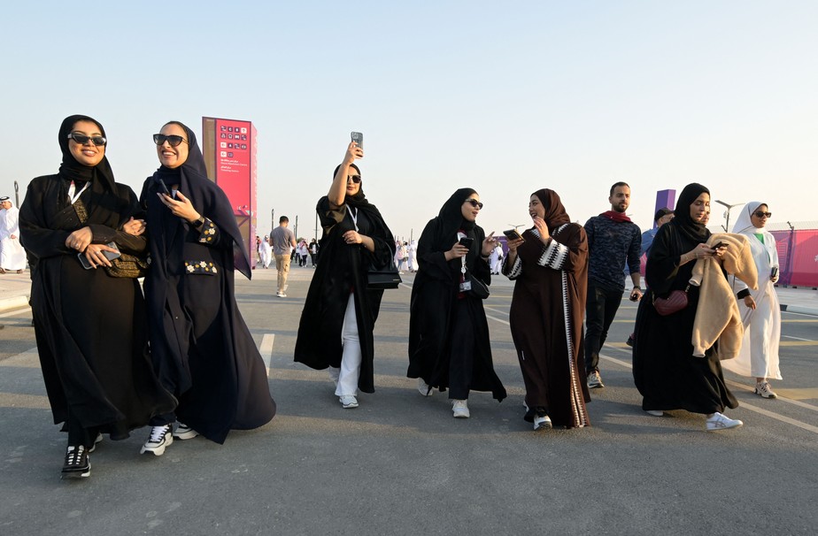 Mulheres chegam ao estádio Al-Bayt para o jogo de estreia da Copa, entre Catar e Equador