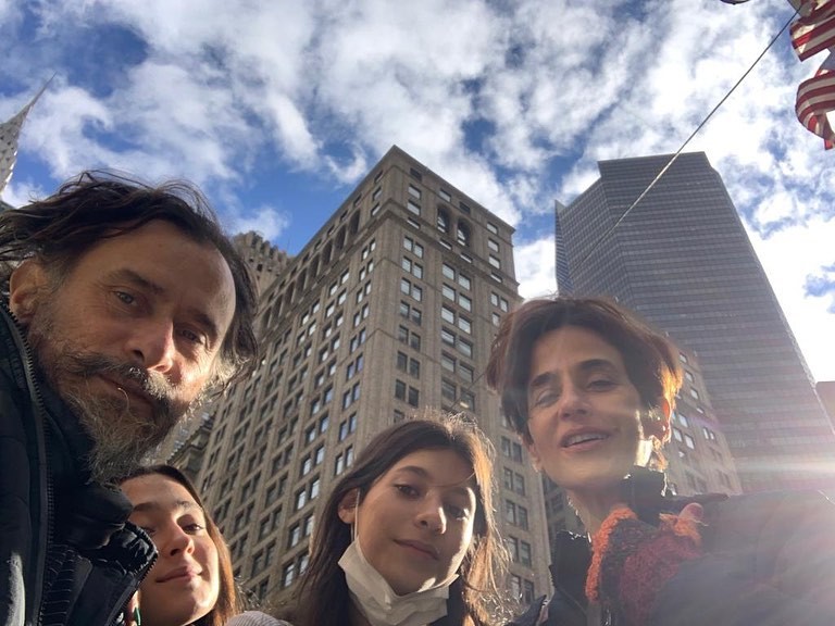 Mariana Lima posa com Enrique Diaz e as filhas durante viagem a NY  (Foto: Reprodução/Instagram)