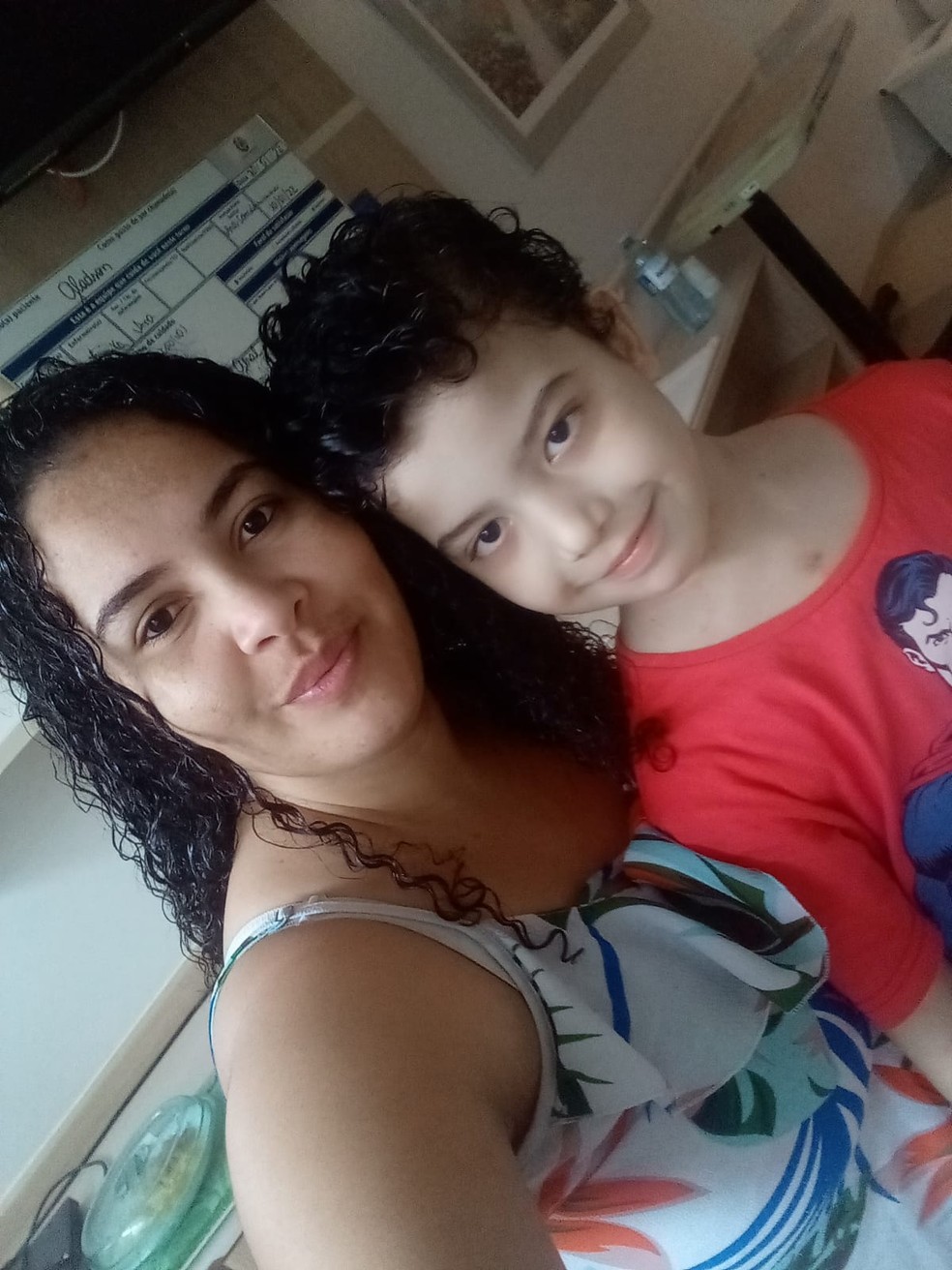 Ana Camila da Silva, mãe de Gladson, com o filho em São Paulo para o transplante de coração. Família é do Espírito Santo — Foto: Arquivo pessoal