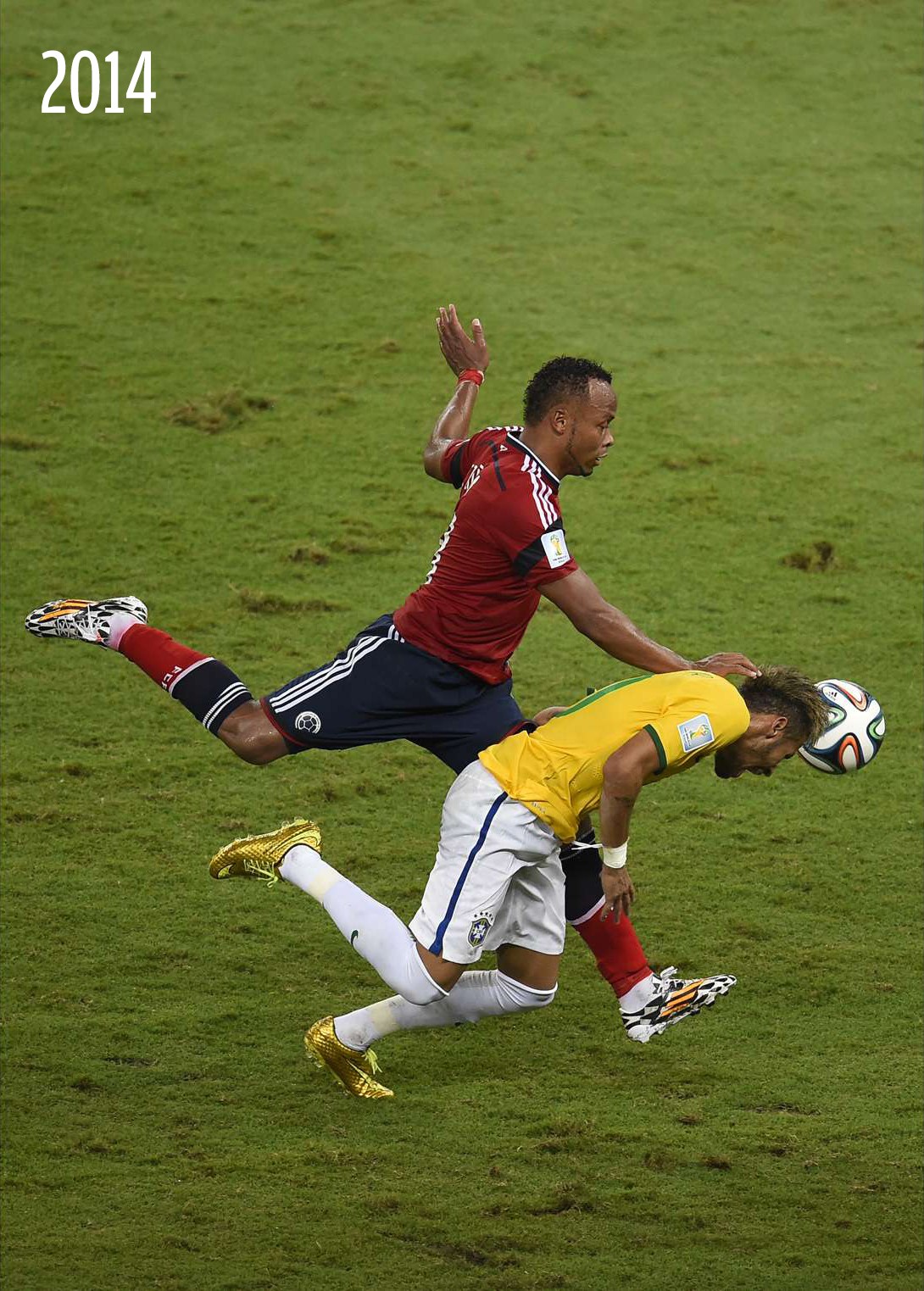 Entrada por trás de Juan Camilo Zuñiga, da Colômbia, tirou Neymar da Copa do Mundo — Foto:  ODD ANDERSEN/AFP