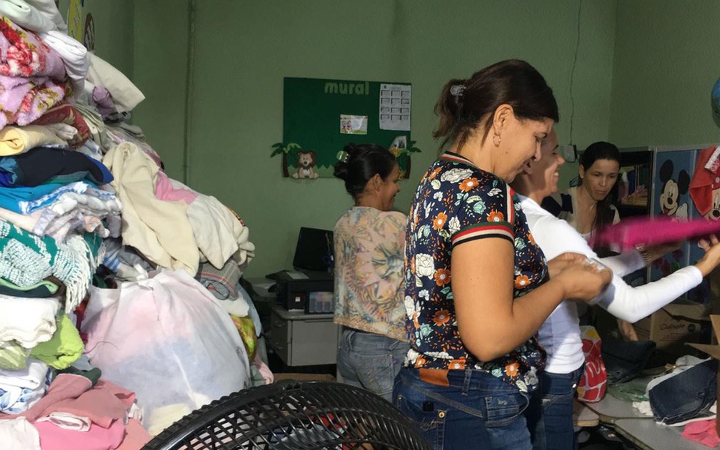 Moradores da cidade de Coronel João Sá reúnem roupas e mantimentos em escola que serve de abrigo nesta sexta-feira (12)  — Foto: Alan Tiago/G1