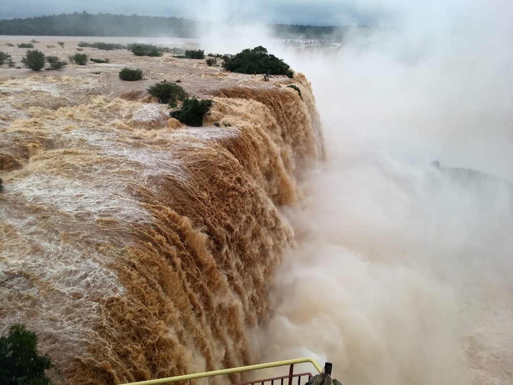 No inÃ­cio da tarde deste sábado (1º), vazão das Cataratas do Iguaçu era de mais de 6,2 milhões de litros de água por segundo â€” Foto: Bruna Kobus/RPC