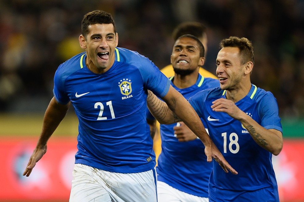 Diego Souza comemora gol da seleção brasileira sobre a Austrália seguido por Douglas Costa e Rafinha (Foto: Pedro Martins/MoWa Press)