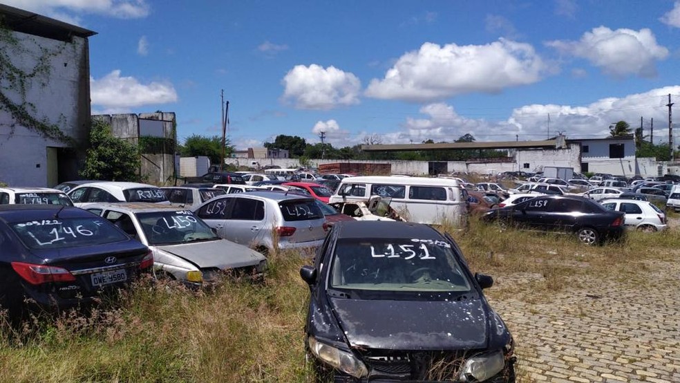 Leilão acontece nesta quinta-feira com carros, motos e sucatas — Foto: Divulgação/Detran
