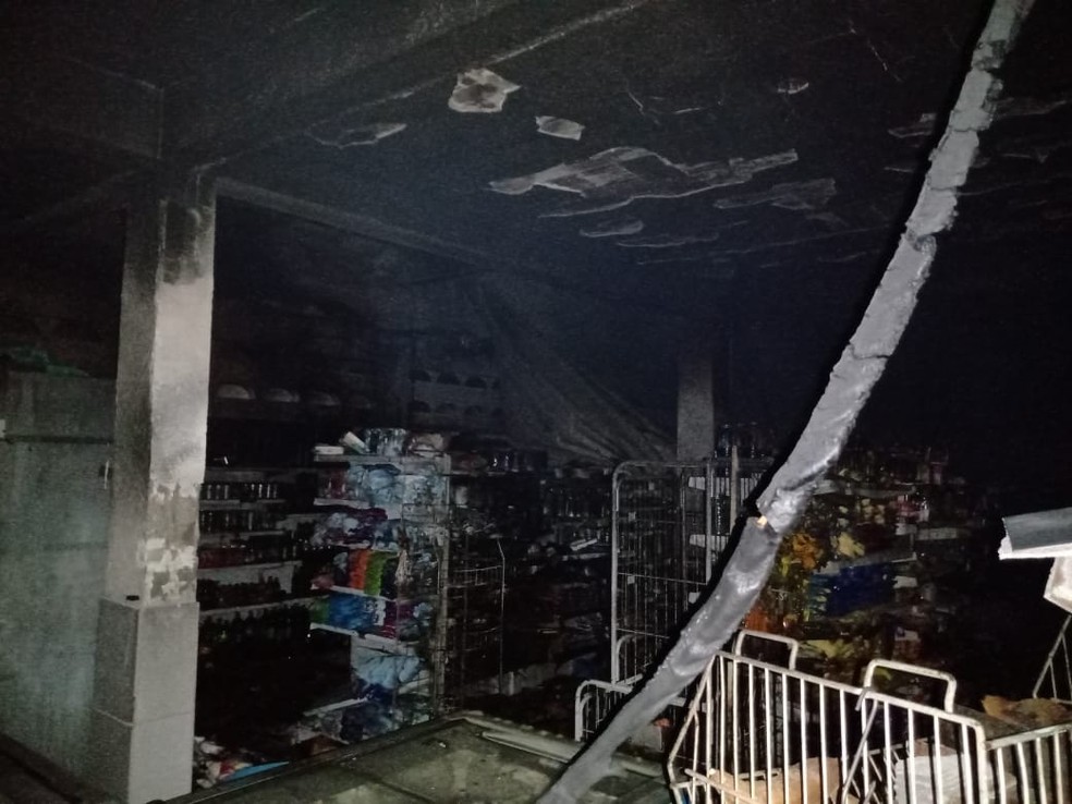 Mercadinho ficou destruído após incêndio na Grande Natal — Foto: CBM/Divulgação
