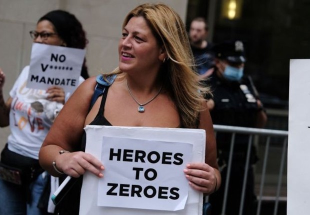 Os profissionais de saúde reclamam que, depois de considerados heróis, estão sendo obrigados a se vacinar (Foto: Getty Images via BBC)