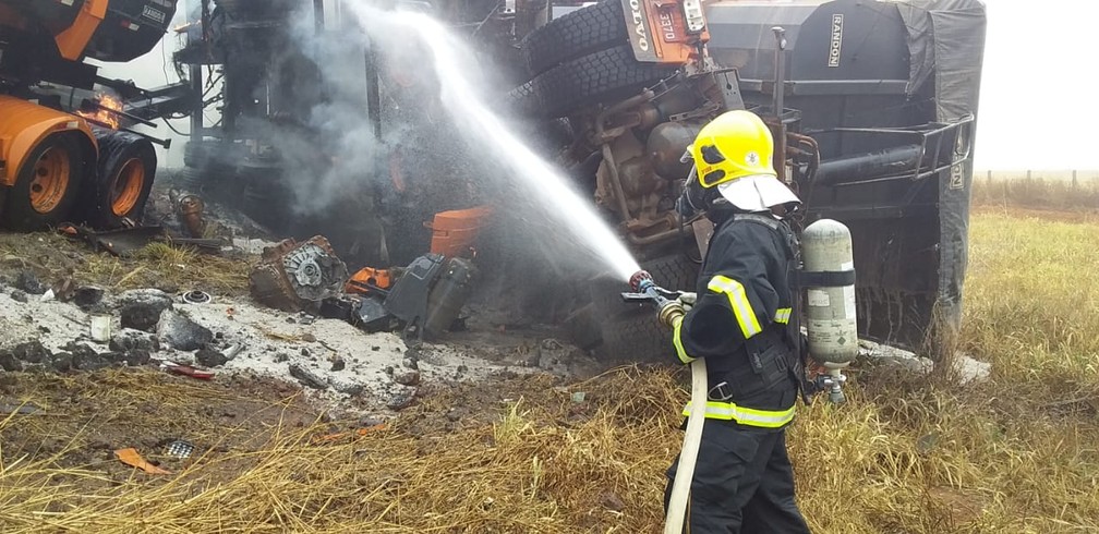 Bombeiros foram acionados para controlar chamas em carretas — Foto: Corpo de Bombeiros