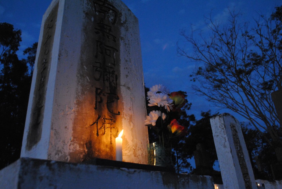 Ritual das velas á o ápice do Shokonsai  — Foto: Stephanie Fonseca/G1