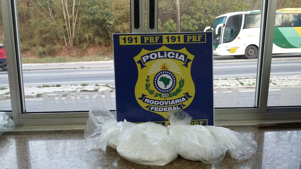 Sacolas com cocaína foram apreendidas pela PRF (Foto: Polícia Rodoviária Federal/Divulgação)