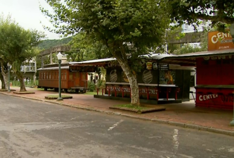 Justiça autoriza prefeitura a remover trailers de lanches de praça, mas nova decisão 'devolve' prazo em Poços de Caldas, MG