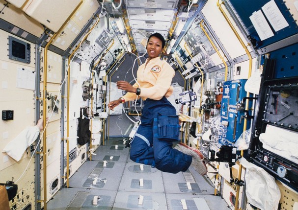 American engineer and astronaut Mae Jemison works in zero gravity in the centre aisle of the Spacelab Japan (SLJ) science module aboard OV-105, the Space Shuttle Endeavour, during NASA's STS-47 mission, 20th September 1992. Jemison is a Mission Specialist (Foto: Getty Images)