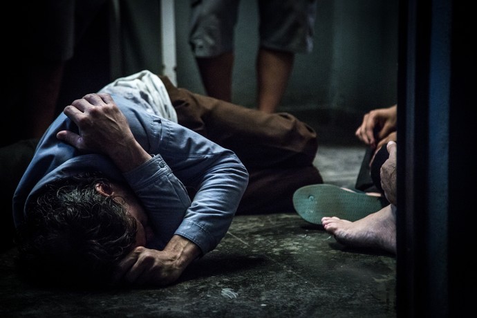 Jorge se deita no chão na hora de confusão (Foto: Fabiano Battaglin/Gshow)