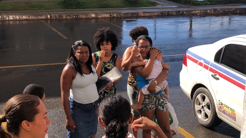 Caixa Econômica Federal alega que famílias ocupam imóveis de forma irregular. — Foto: Vanderson Nascimento / TV Bahia 