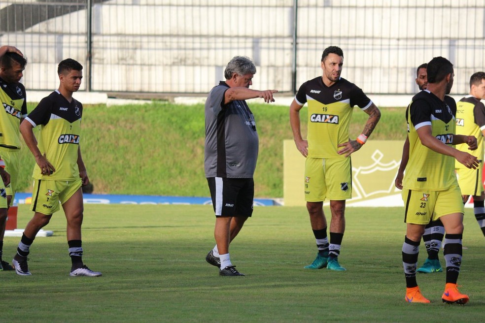 Geninho observa rendimento dos jogadores em atividade no Frasqueirão (Foto: Andrei Torres/ABC)