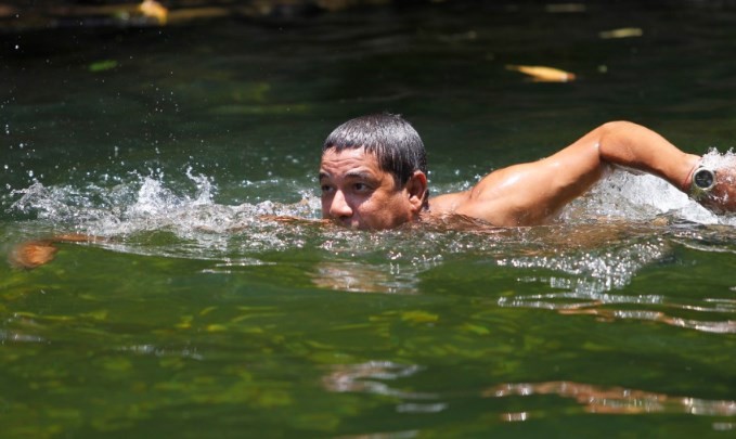 O artista nadando no sítio na Baixada Fluminense