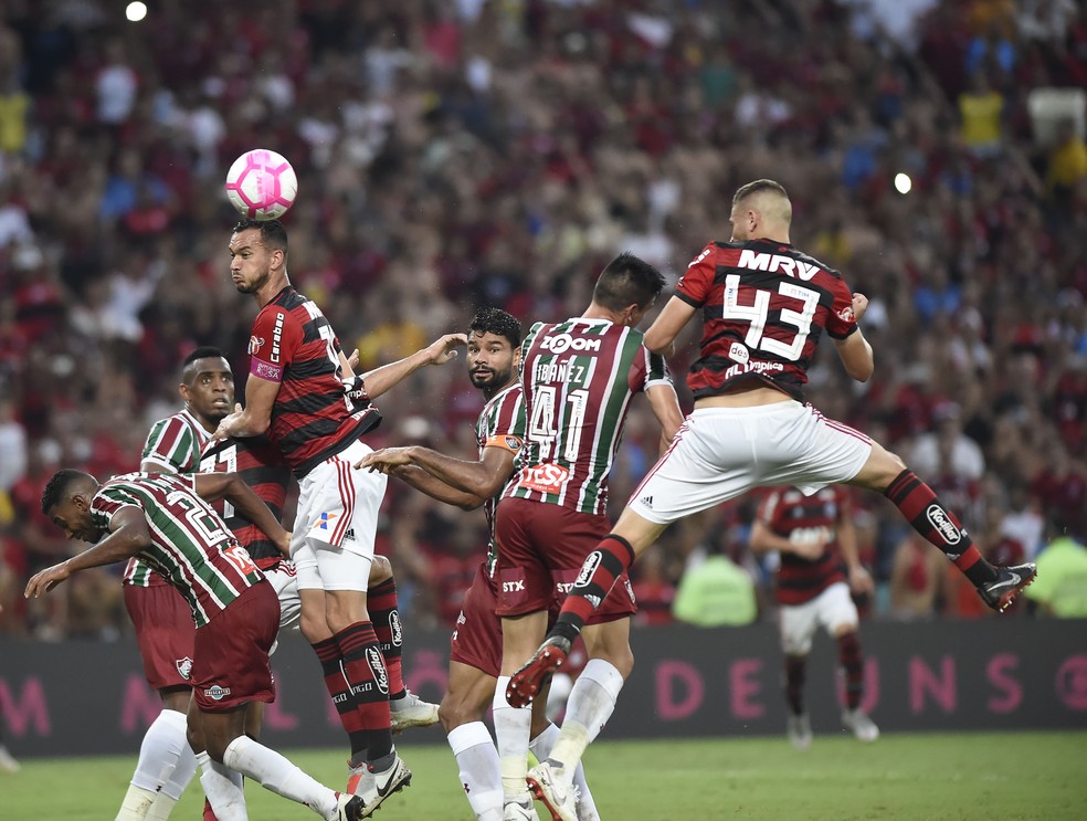 LÃ©o Duarte ganha de IbaÃ±ez pelo alto e marca o segundo do Flamengo sobre o Fluminense â?? Foto: AndrÃ© DurÃ£o
