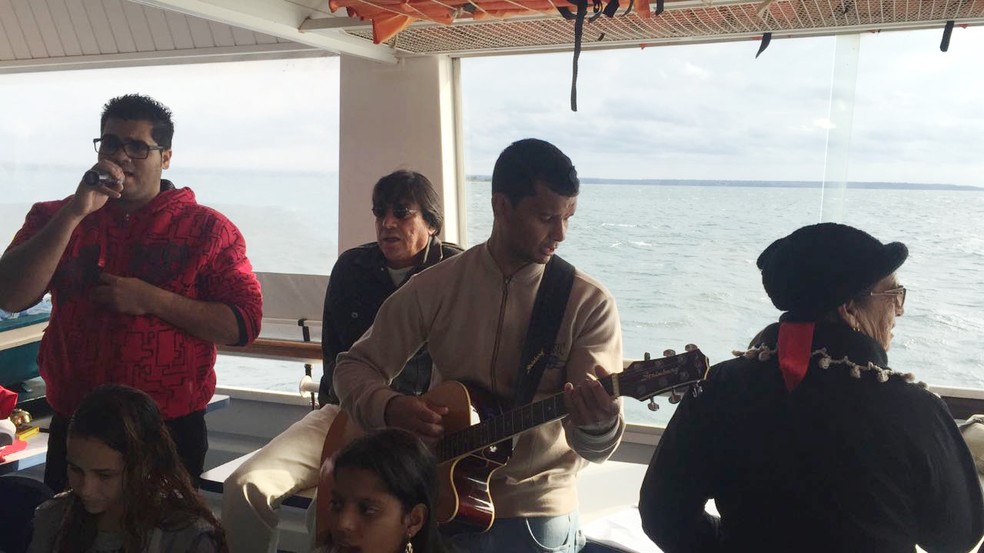 Procissão fluvial é realizada no Rio Paraná (Foto: Júnior Paschoalotto/TV Fronteira)