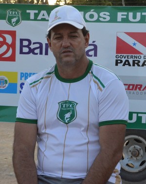 Vitor Hugo segue comandos os treinamentos da equipe santarena (Foto: Sabrina Rabelo/GloboEsporte.com)