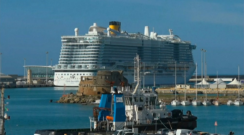 Navio Costa Smeralda ancorado no porto italiano de Civitavecchia — Foto: Reuters/TV