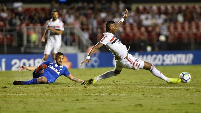 Arboleda corta bola cruzada para Robinho