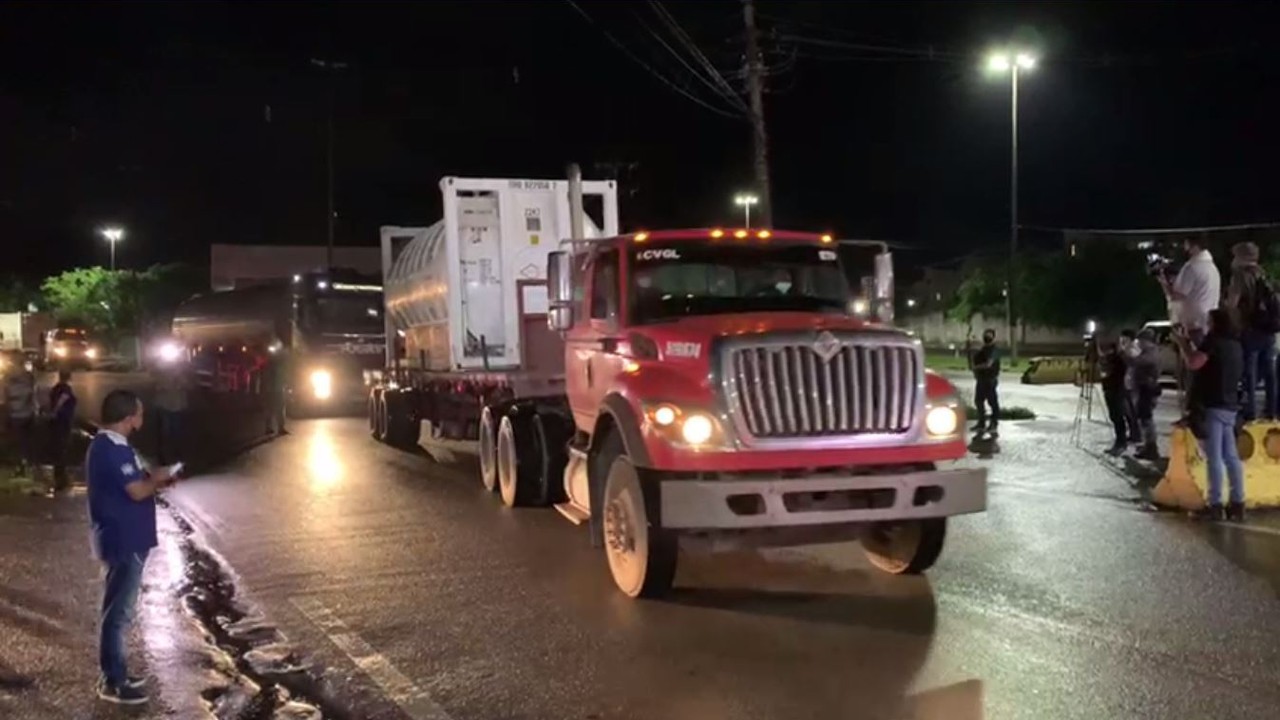 Caminhões com mais de 100 mil m³ de oxigênio da Venezuela chegam em Manaus