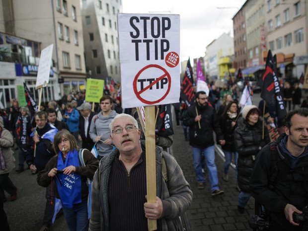 Alemães protestam contra tratado de livre comércio antes da chegada de Obama ao país (Foto: Associated Press)