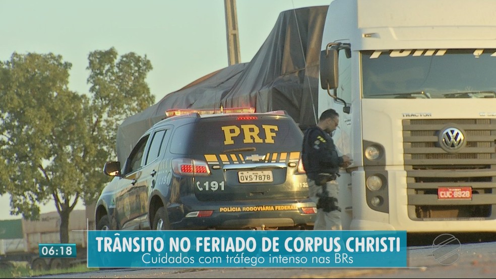 Policiais rodoviários fizeram liberação dos locais de manifestação de caminhoneiros em Mato Grosso (Foto: TV Centro América)