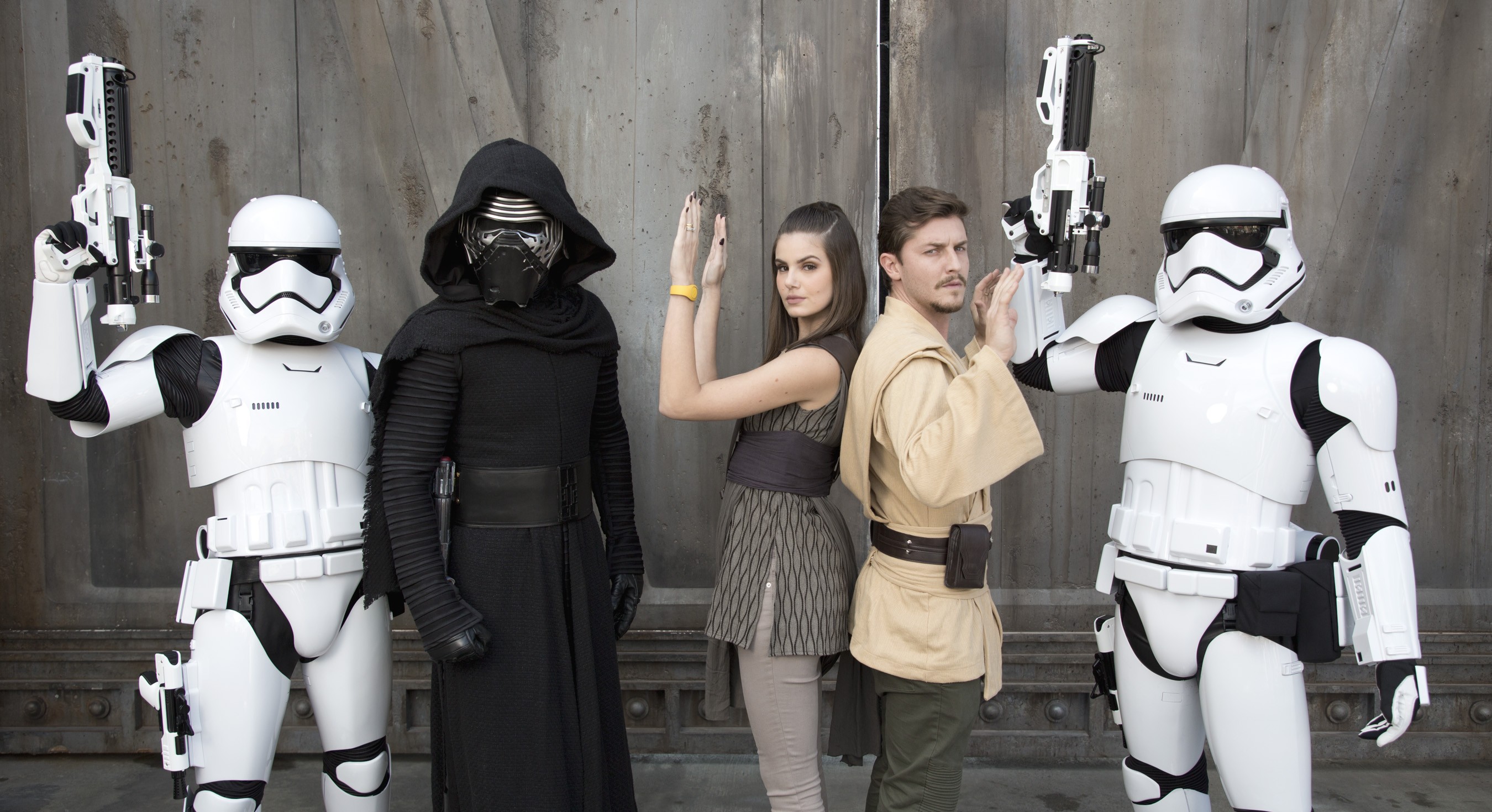 Camila Queiroz e Klebber Toledo entraram no clima de Star Wars  (Foto: Divulgação Walt Disney World / Gregg Newton)