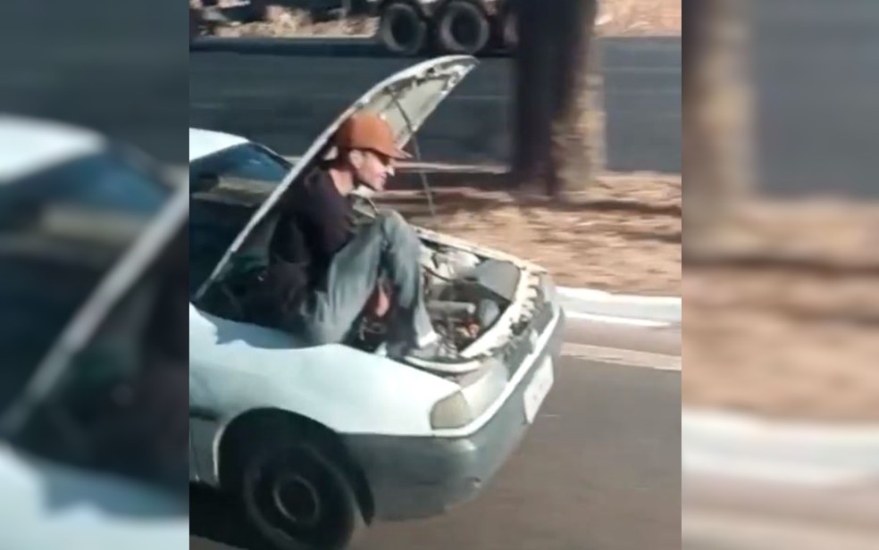 Homem é filmado em capô de carro em movimento — Foto: Reprodução/TV Anhanguera