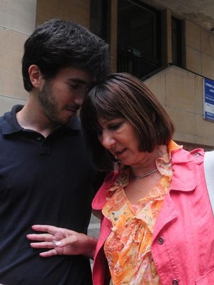 Felisa Miceli, ex-ministra da Economia da Argentina, sai de tribunal após ser condenada (Foto: EFE)