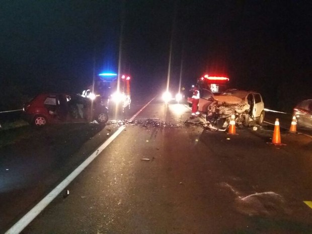 Segundo a PRF, um dos carros invadiu a pista contrária (Foto: Divulgação/Corpo de Bombeiros)