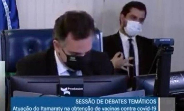 Filipe G. Martins, assessor internacional de Bolsonaro, faz gesto durante sessão do Senado