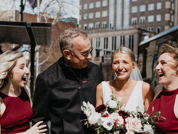 Tom Hanks surpreende fã e pede para participar de ensaio de casamento (Foto: Reprodução/Instagram])