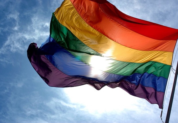 Bandeira com as cores do arco-íris, símbolo do movimento LGBT (Foto: Reprodução/YouTube)