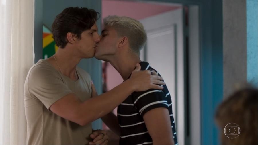 Pedro (Rafael Infante) e William (Diego Montez) se beijam em Bom Sucesso (Foto: Reprodução/Globoplay)